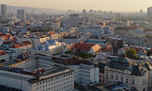 Záber z dronu na mesto strechy fotenie