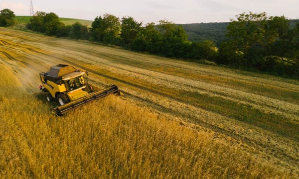 Zábez z dronu na kombajn polnohospodarstvo dron