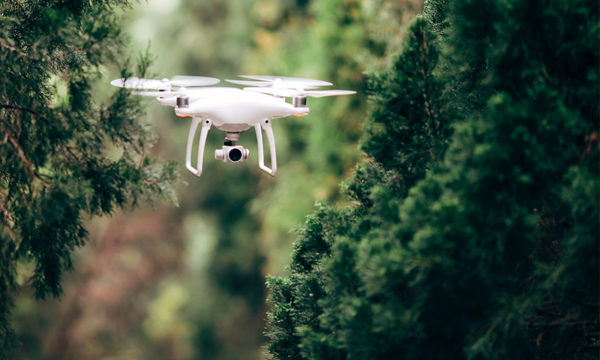 Dron Phantom 4 s RGB kamerou využívaný v lesníctve pri meraní neforemných hmôt